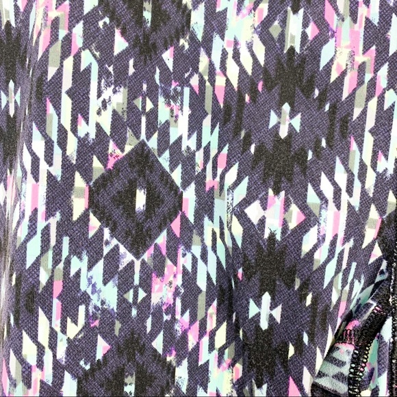 Victoria's Secret Athletic Patterned Capri Leggings - Picture 3 of 8